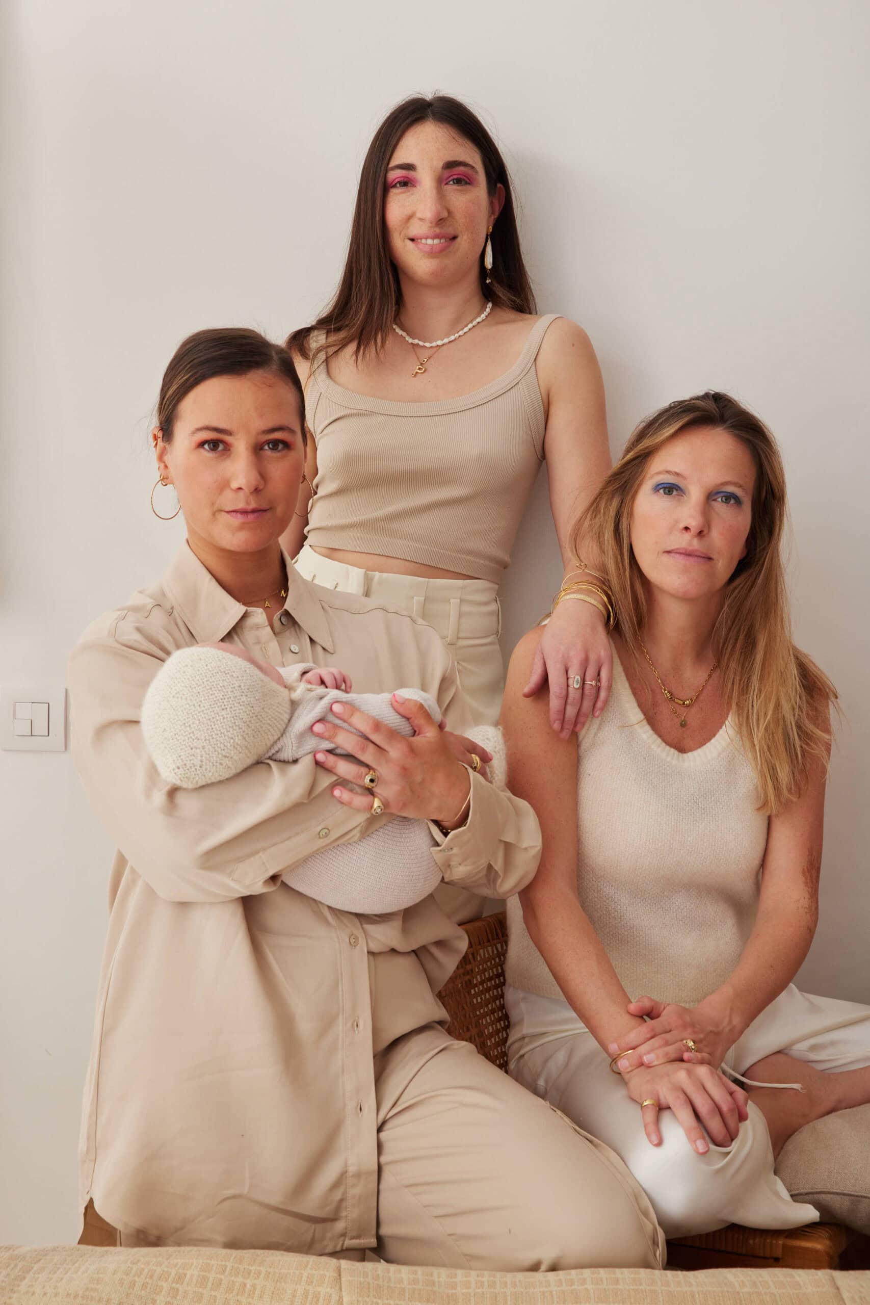 Trois jeunes mamans sereines pendant le post-partum, univers holi-mama