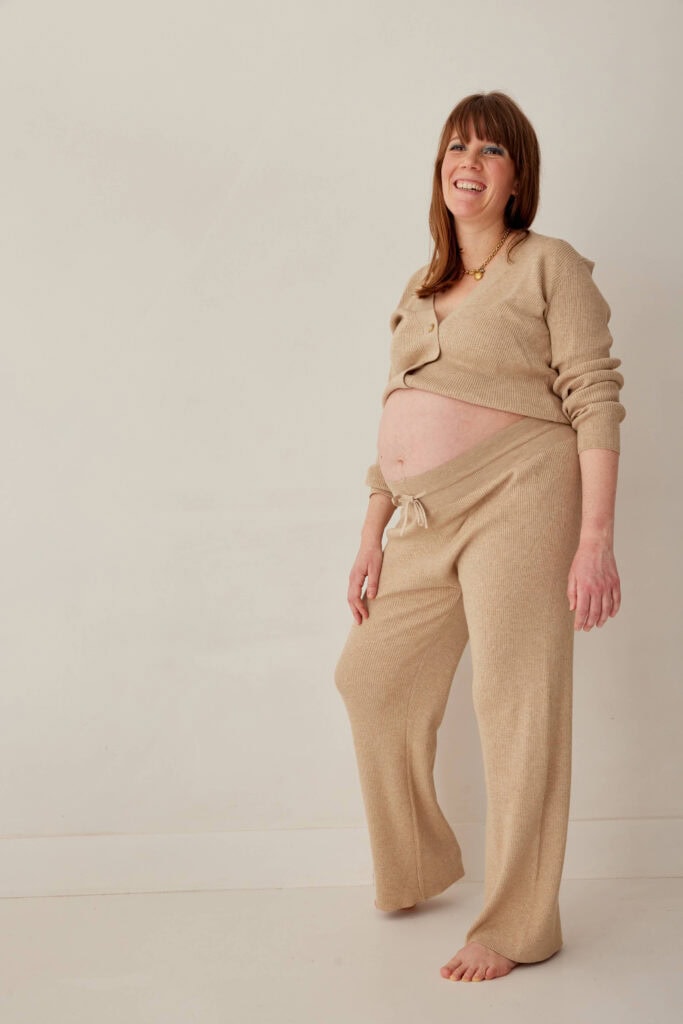 Femme enceinte souriante, ebook de recettes grossesse Holi Mama