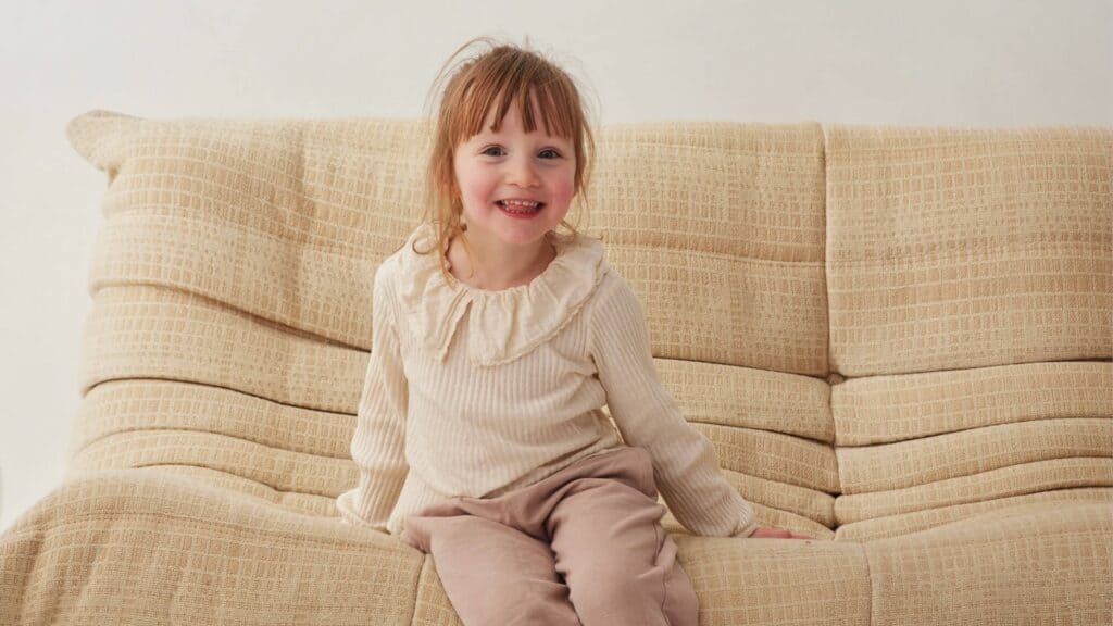 Petite fille assise, immunité de l'enfant