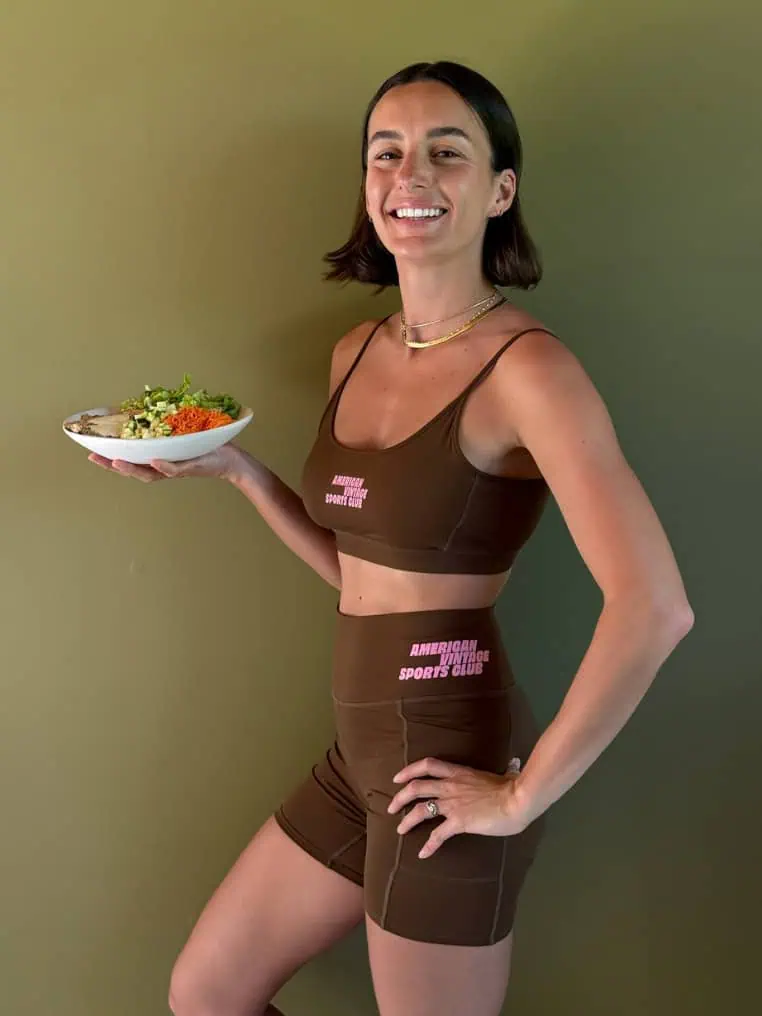 Agathe, fondatrice d’Holi Mama, souriante, tenant une assiette de crudités et de protéines