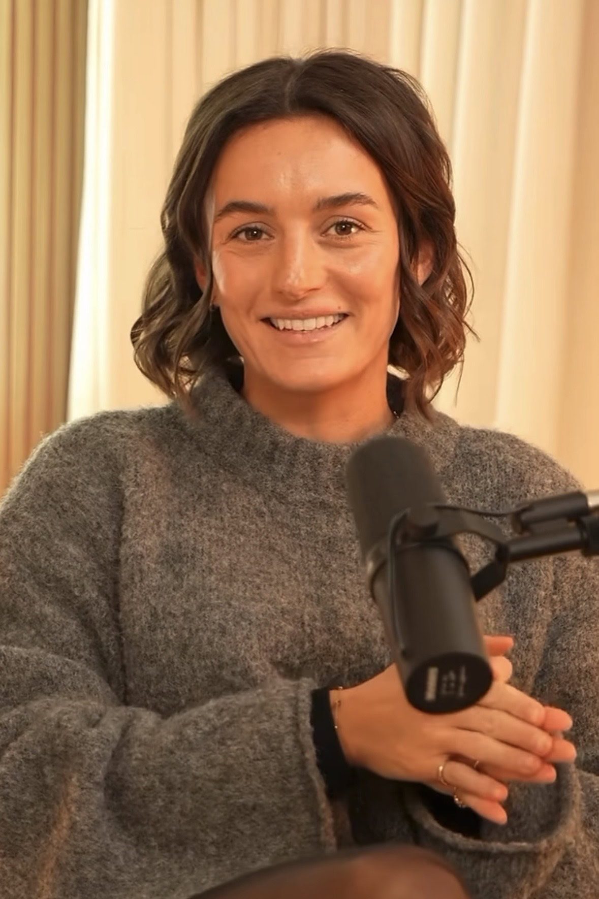 Agathe, diplômée sage-femme et fondatrice de Holi Mama, souriante au micro