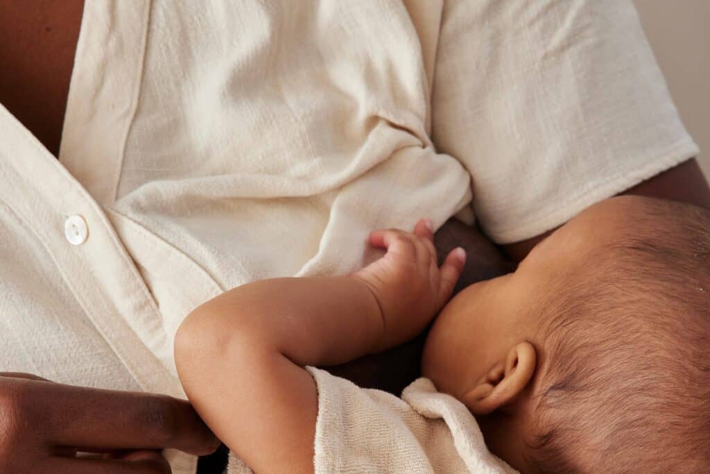 Bébé au sein, allaitement maternel, Holi Mama