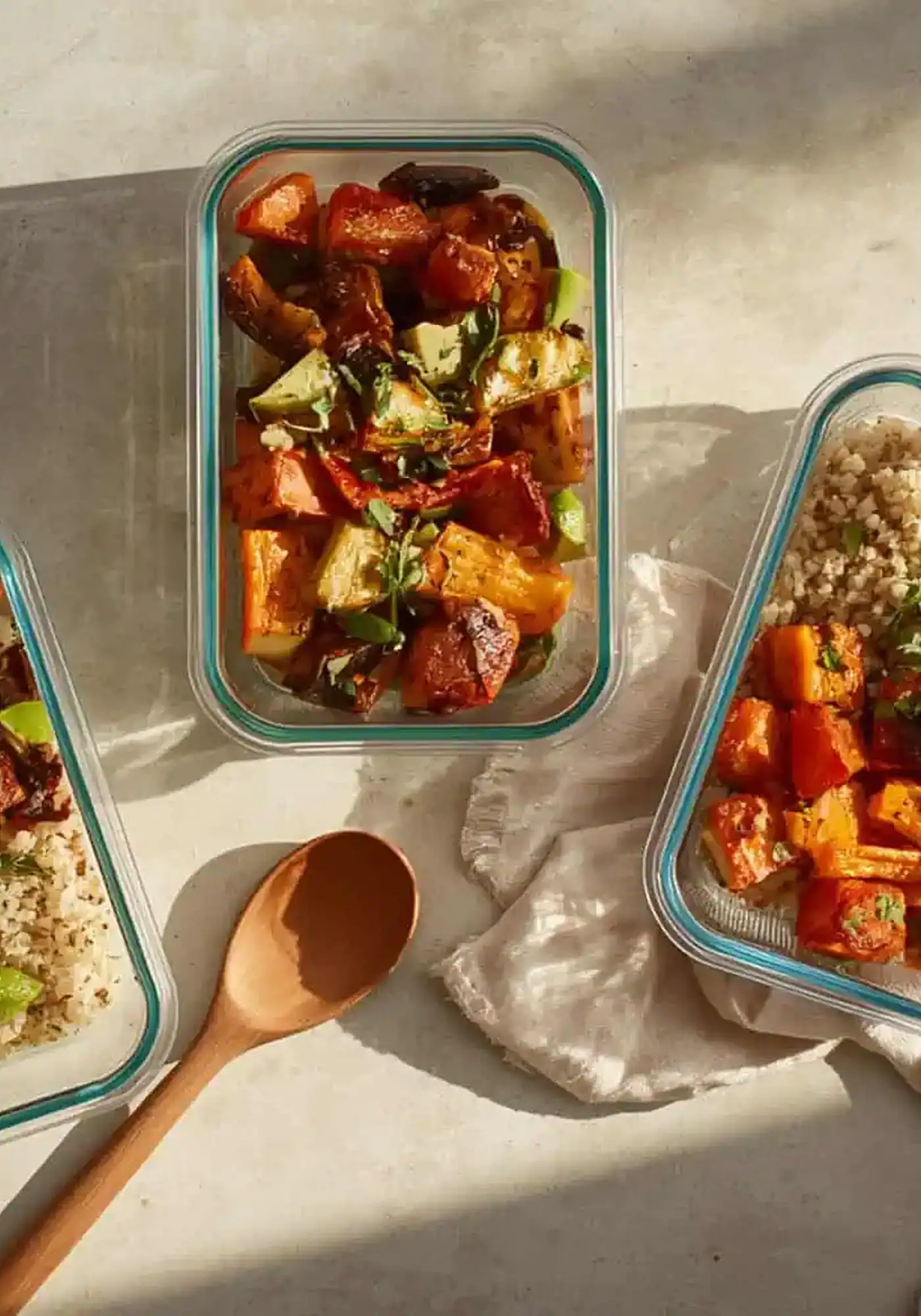 Lunch box de batch cooking Holi Mama : légumes rôtis, quinoa, avocat