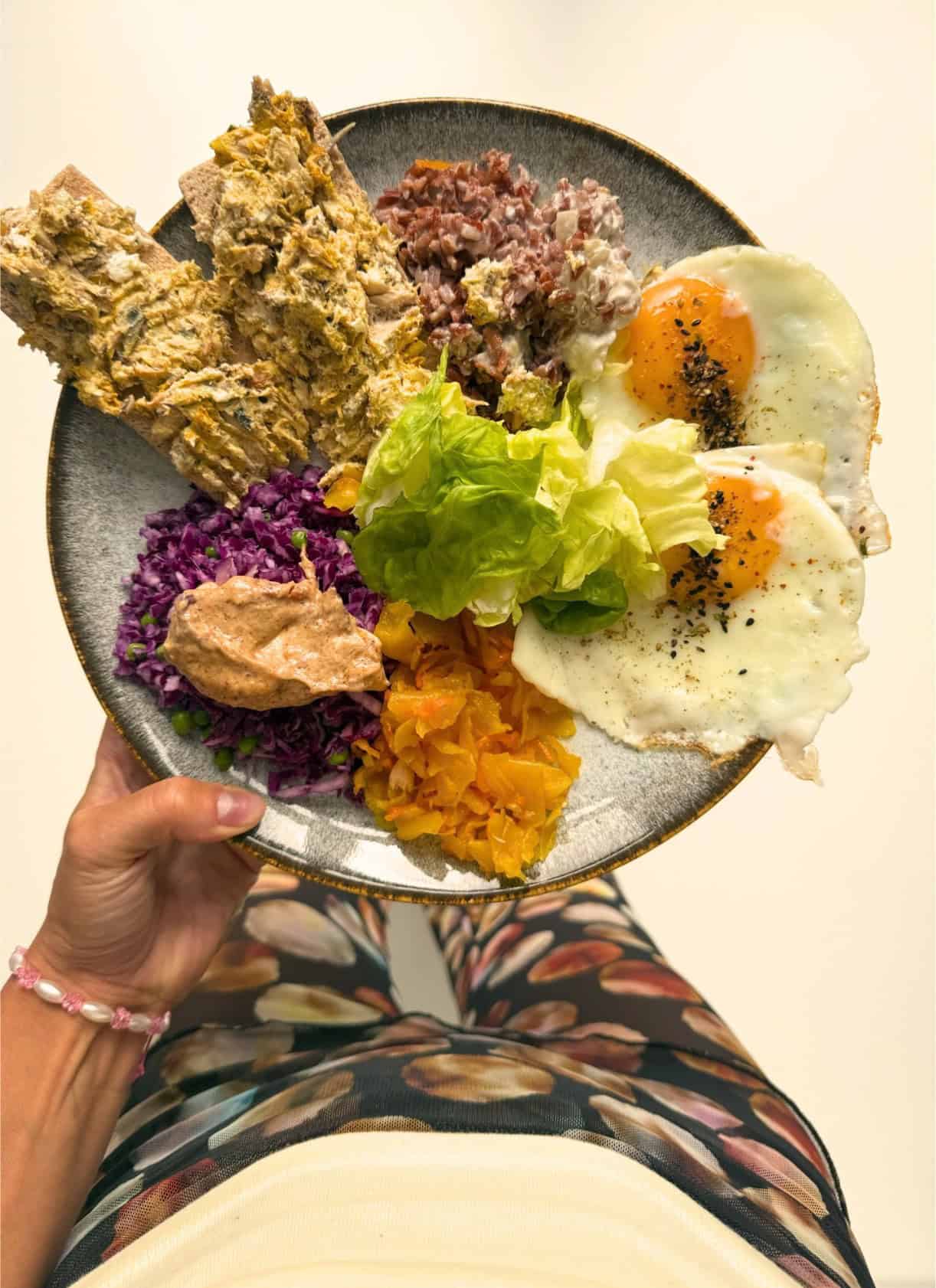 Brunch immunité : maquereaux, riz rouge, œufs au plat, chou rouge, légumes lactofermentés et salade