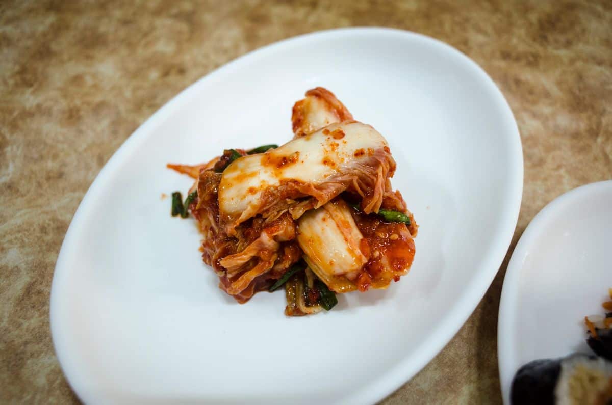 Assiette de kimchi, légumes lactofermentés riches en probiotiques