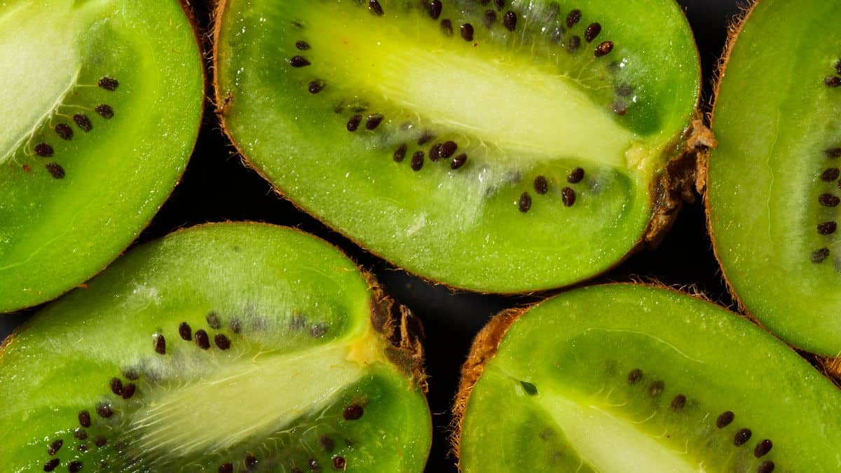 Kiwis coupés en deux, fruit riche en vitamine C