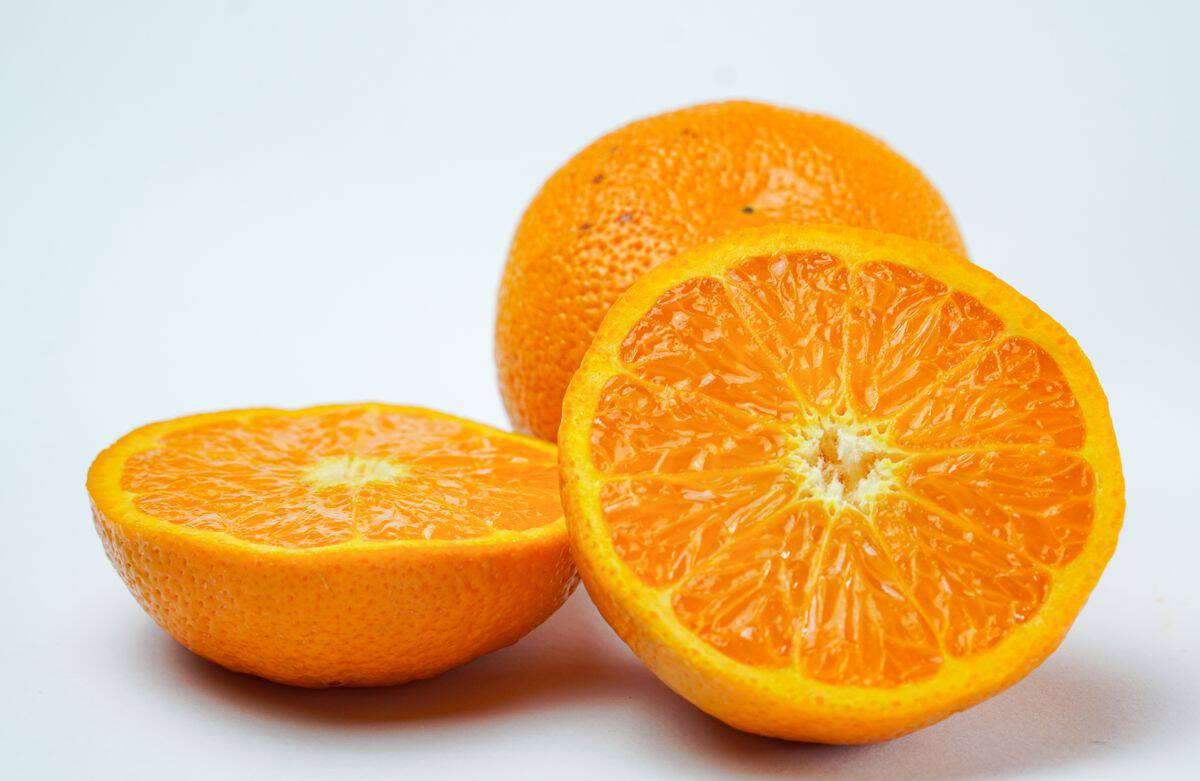 Oranges coupées en deux, source de vitamine C